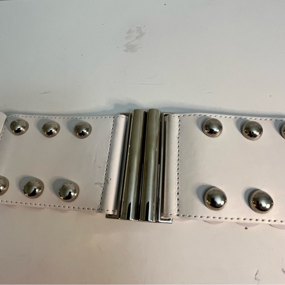 White elastic 3 inch wide belt with chrome buckle and accents - Picture 4 of 8